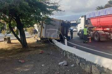Un camión vuelca en el acceso a Telde desde la GC-1/TA.